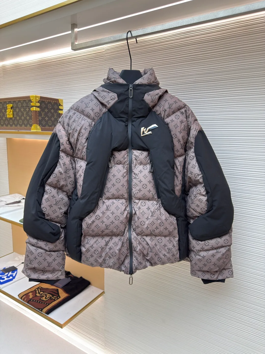 LOUIS VUITTON temperature-sensitive color-changing jacquard down jacket ●Original version: purchased and developed for 17999 ●Item number: 1680753-G45 ●Fabric: black technology fabric ●Technology: temperature-sensitive color-changing production ●Version: fitted version ●Weight: about 1475 grams ●Size: 44-46-48-50-52 ●Description: ✅Exclusively customized black technology fabric, the color of the fabric changes when the temperature reaches the specified degree, waterproof and anti-static fabric, good drape and no stretch, STORM SYSTEM waterproof surface treatment process, waterproof, windproof and breathable hydrophilic film. ✅Original data opening, coordinated proportions, loose, warm, fashionable, tolerant version, complex turning, and exquisite craftsmanship. ✅ Top-notch exquisite workmanship, in full compliance with EU requirements, each grid is filled with full down, and the interior is filled with genuine imported 90% white goose down. It is light and thin, has a delicate feel, is not easy to deform, and does not show through. Goose down is widely used in ski shirts and cold-proof clothing. The thermal insulation performance of goose down will be better under the same amount of down. The upper body is light and has no weight-bearing feeling, and the warmth retention can be imagined. ✅This heavy-duty down jacket has excellent thermal insulation performance, is light and not heavy, and has good bulk recovery after compression. Warm reminder: ⚠️Washing method: Do not wash, do not machine wash, can be dry cleaned. The overall wiring is straight and delicate, the fabric is comfortable and soft, and the color is consistent without color difference. It can be matched with the same style to create a fashionable look and control various occasions. Customized accessories, complete with three standards, same style for men and women!